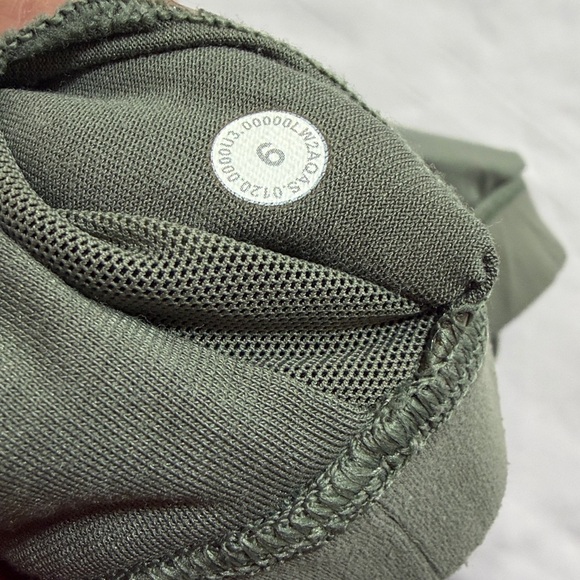 Lululemon sports bra size 6 - Picture 3 of 6